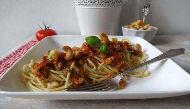 Vegane Spaghetti mit Tomate-Chili-Pesto 