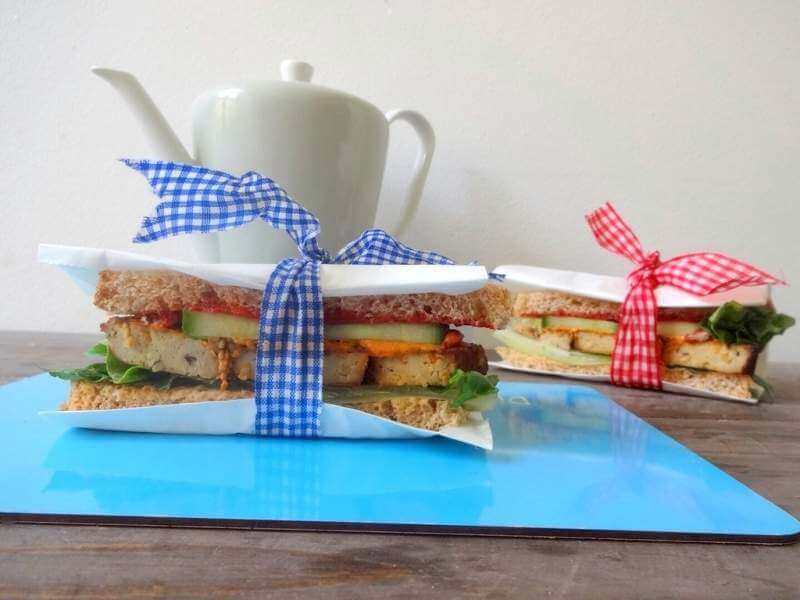 Herzhaftes Dinkel-Sandwich mit Sesam-Tofu